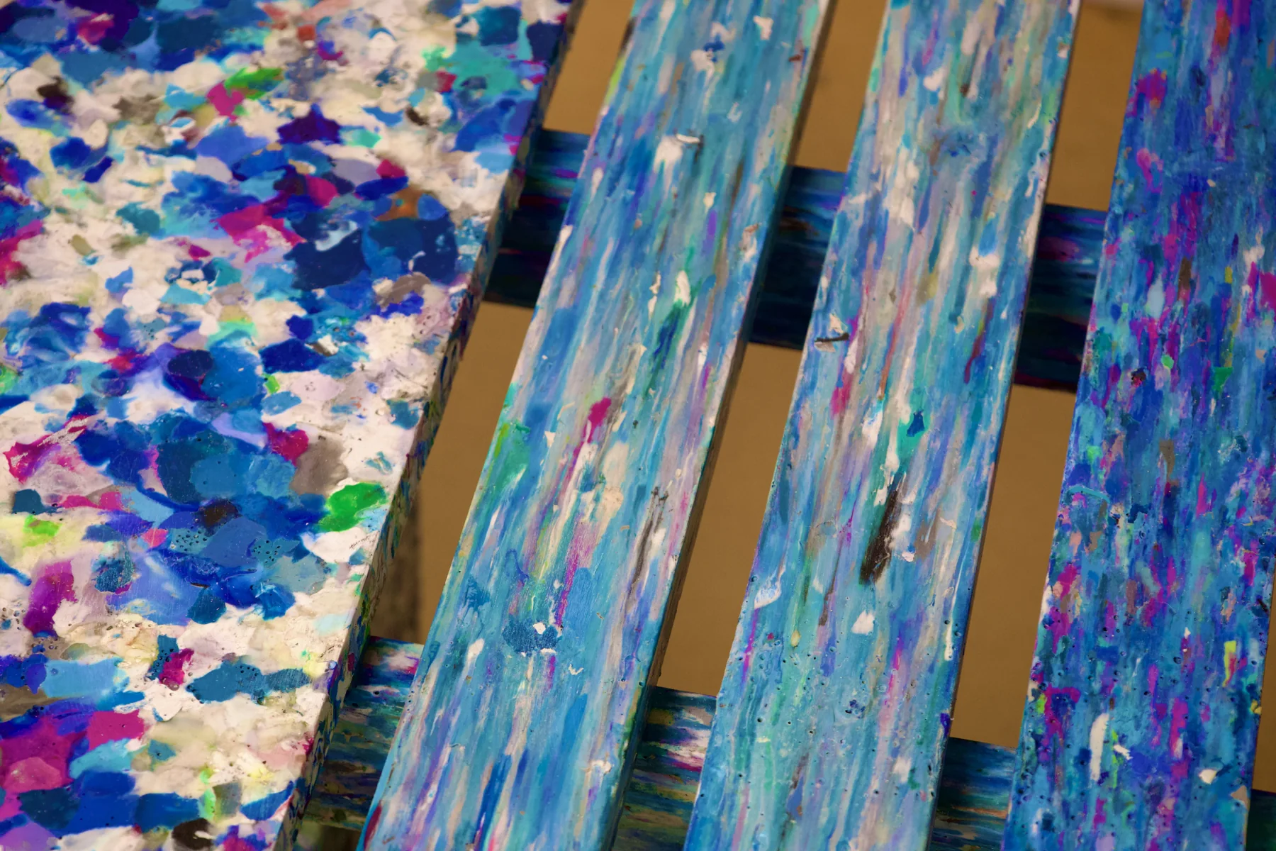 Detalhe de um banco com fragmentos coloridos de plástico reciclado